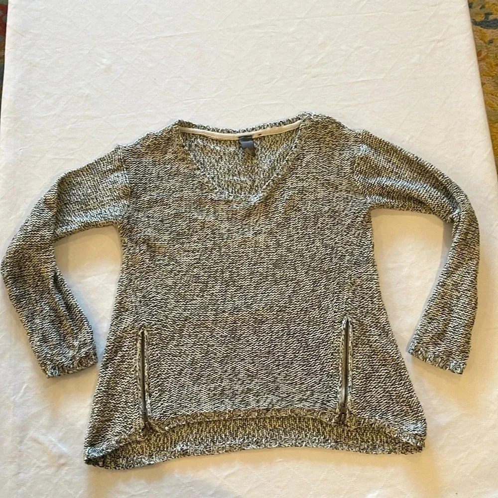 Quinn women’s‎ sweater small with zippers EUC